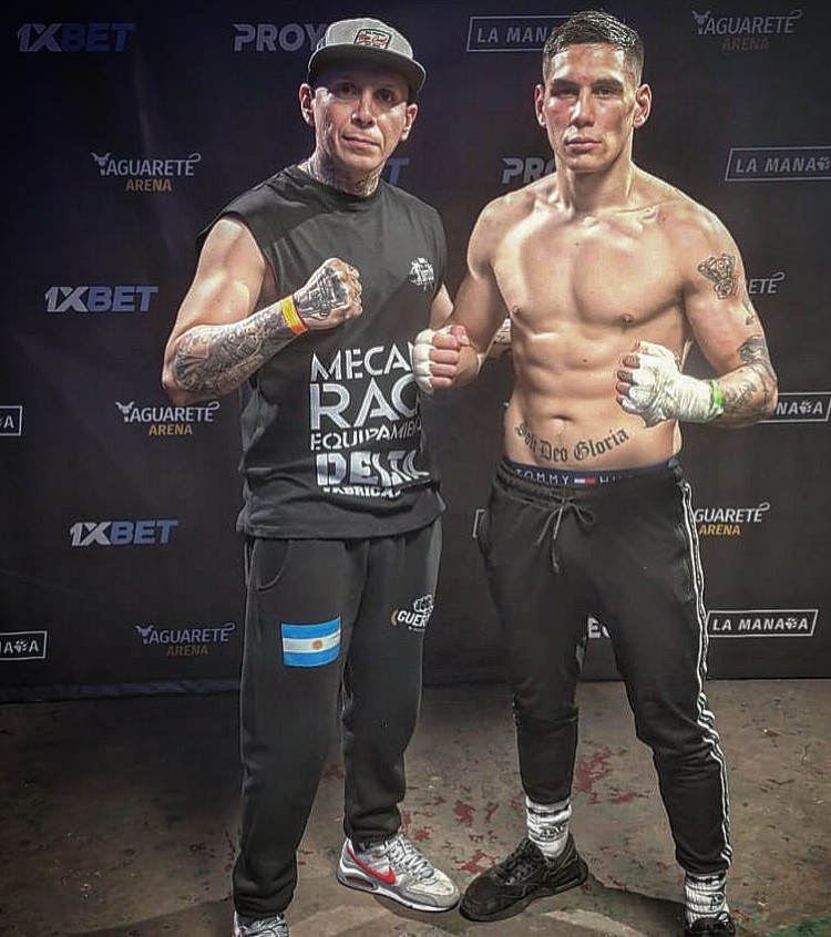 Clase de boxeo con sacos pesados